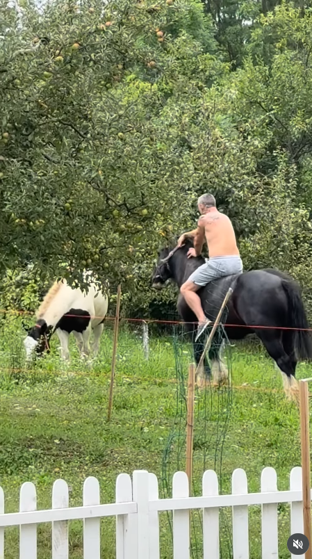 Imagini cu Dragoș Bucur în timp ce încearcă să călărească unul dintre caii familiei. Soția lui a surprins momentul. „Îl bagă în copaci”