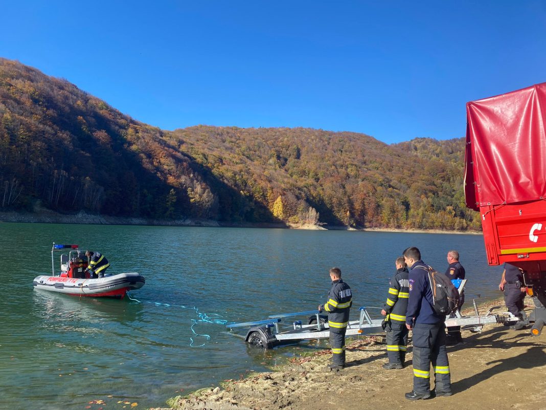 Intervenție cu 20 de pompieri la Barajul Paltinu, după un incendiu de pădure izbucnit în urmă cu o zi
