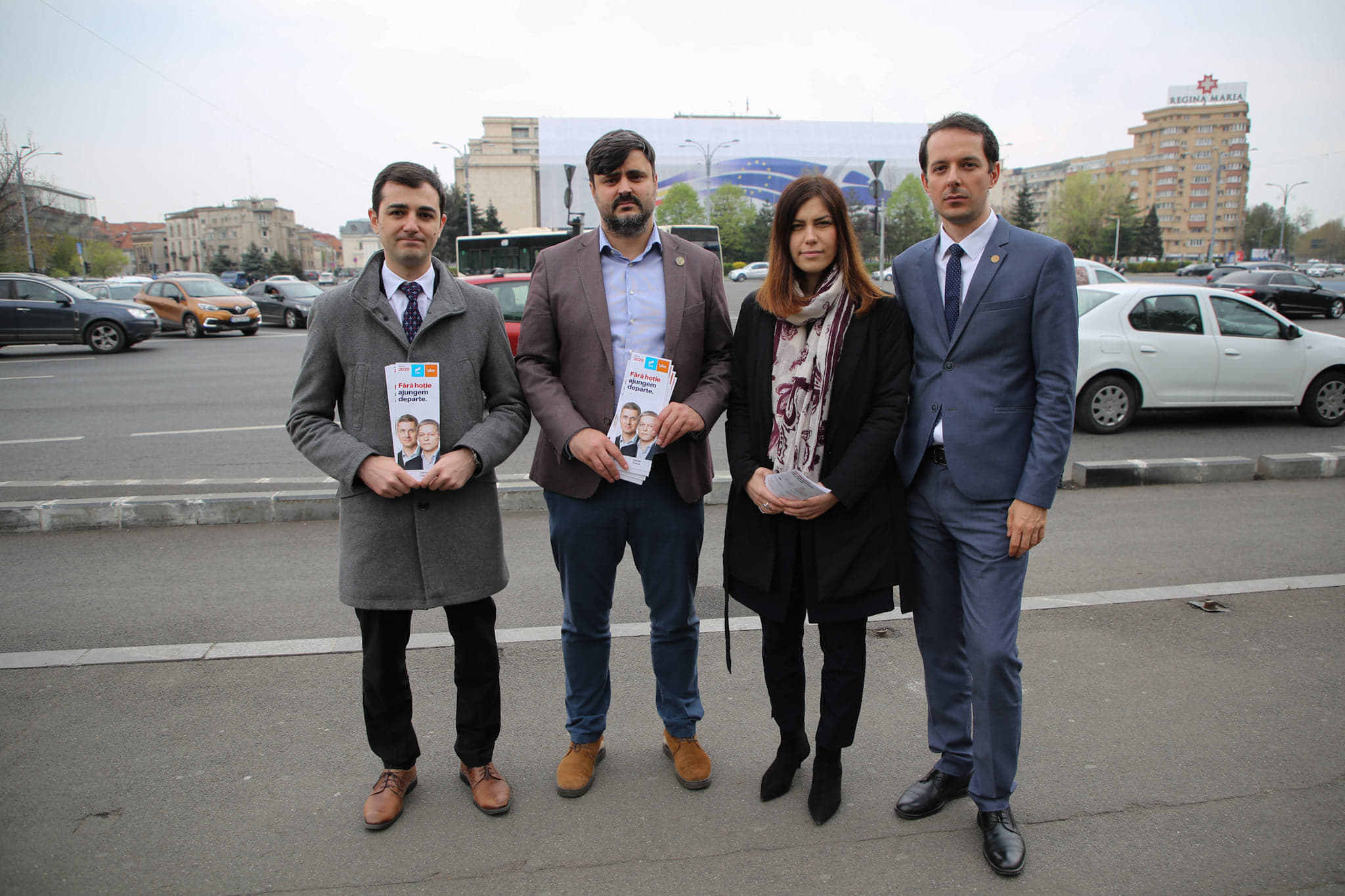 FOTO | Parlamentarii USR vin în Piaţa Victoriei, la ora şedinţei de Guvern. Fac audienţă publică, în contextul unei posibile Ordonanţe pe Codurile Penale