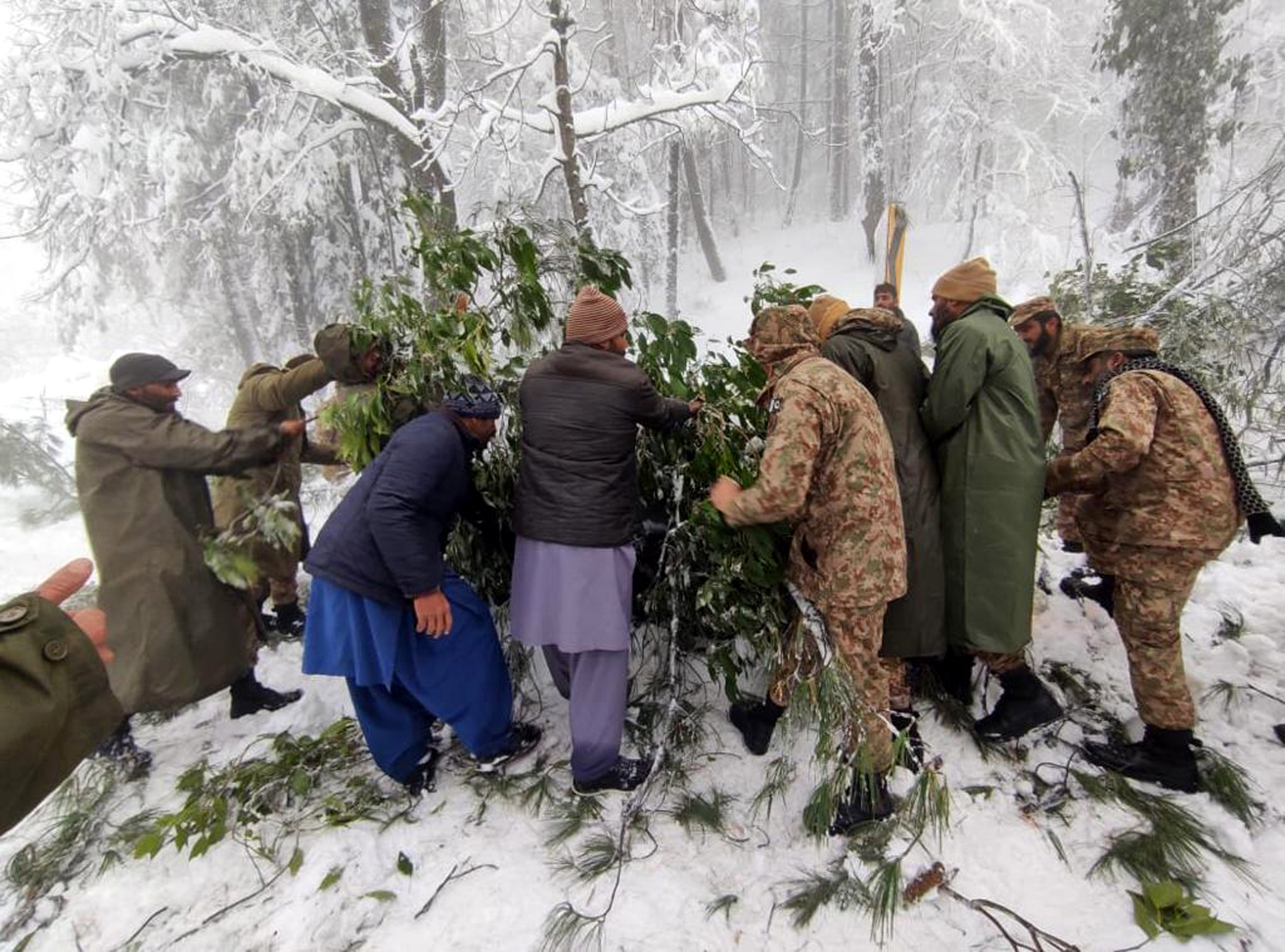 Cel puțin 16 oameni au murit înghețați în mașini, în timpul unei furtuni de zăpadă din Pakistan