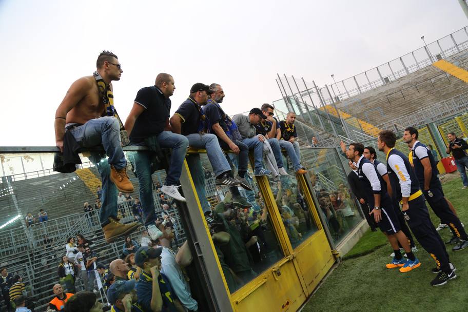 VIDEO & FOTO / Fanii Parmei i-au băgat în şedinţă pe jucători, după înfrângerea cu Atalanta!