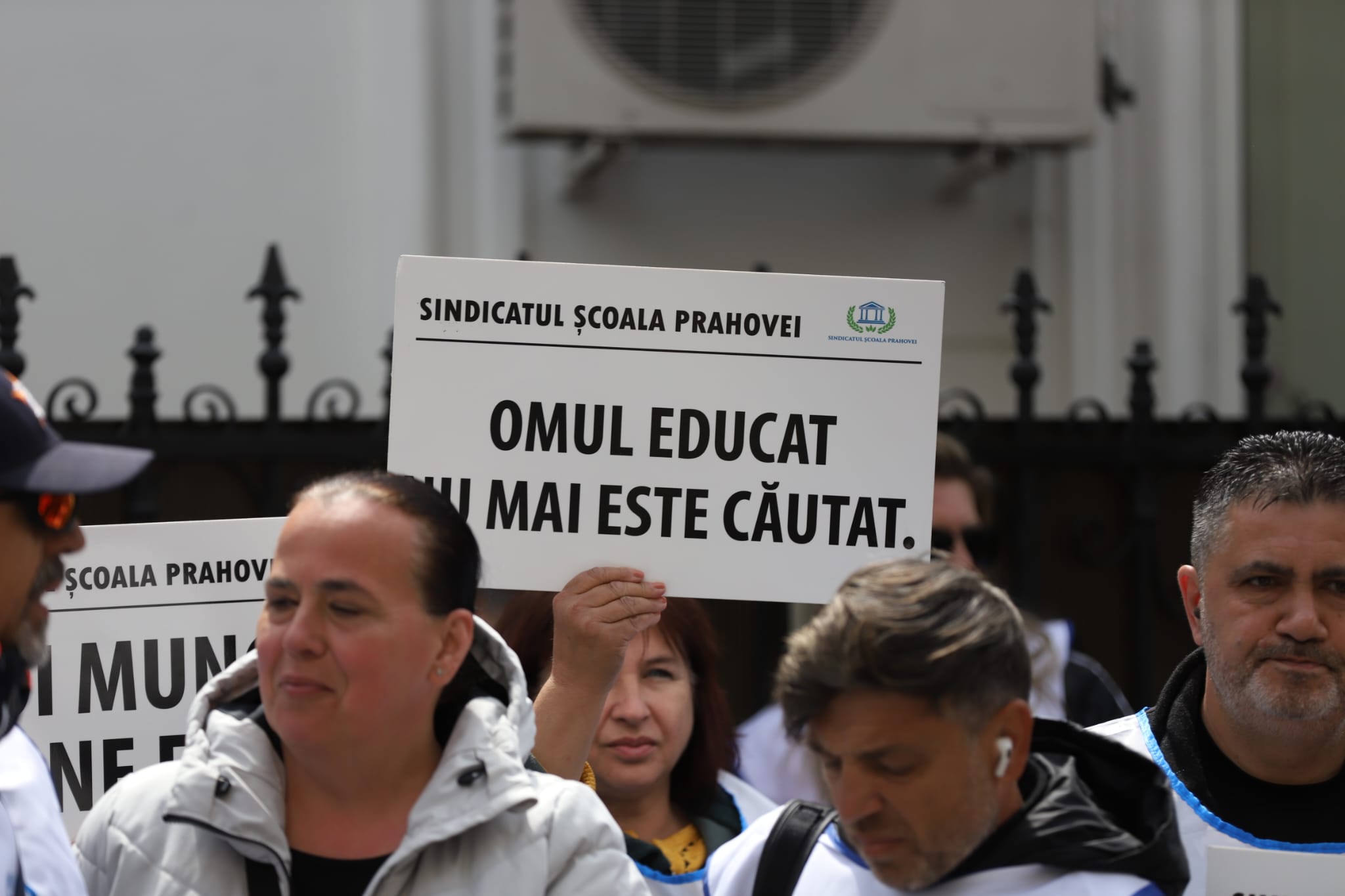 Ministrul Educației, Mihai Dimian, a coborât în mijlocul sindicaliștilor care-i scandau sub geam. „Mă bucur să-mi văd colegii. Nu trăim o situație normală”, spunea oficialul cu o zi înainte de proteste