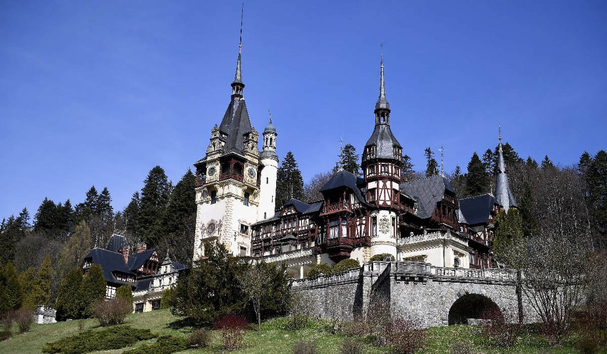 Castelul Peleș, aproape imposibil de vizitat în weekenduri: numărul de bilete puse în vânzare este limitat și se epuizează rapid