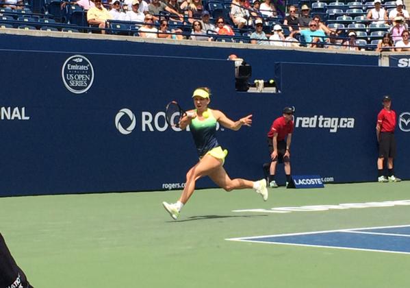 Comentatorii străini sunt șocați de numărul mare de români care o încurajează pe Simona Halep în Canada: ^”Este cea mai iubită jucătoare de tenis a lumii”! GALERIE FOTO