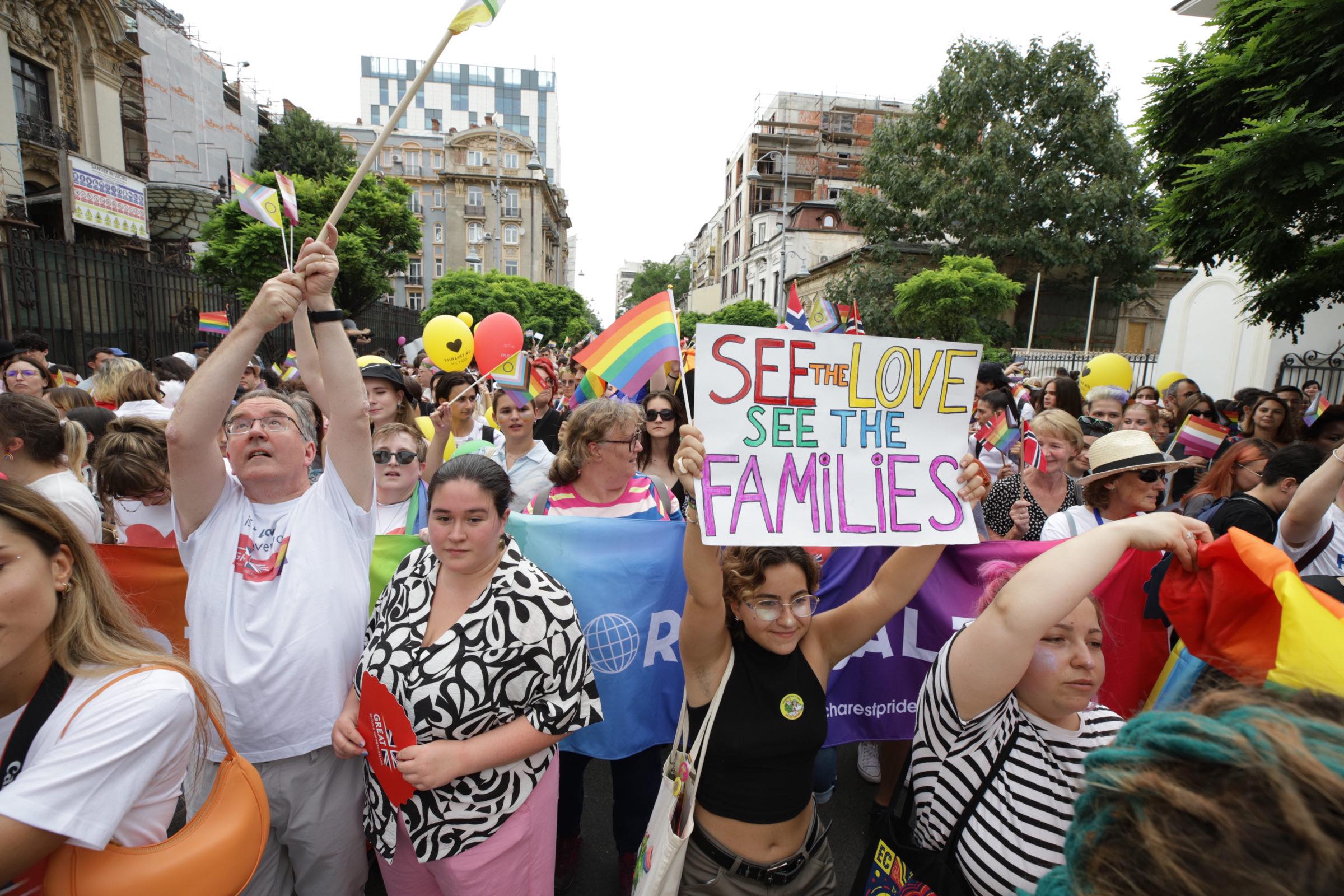 Aproape 25.000 de oameni au participat la Bucharest Pride, la câteva ore după ce 150 de persoane au luat parte la „Marșul normalității”