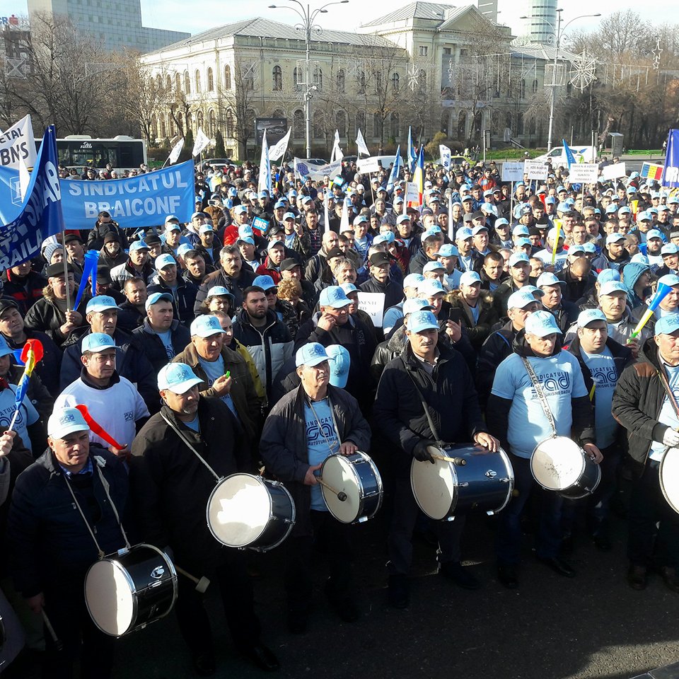 FOTO&VIDEO/ Circa 2.000 de sindicaliștii de la Dacia și BNS Argeș protestează, marți, în Piața Victoriei