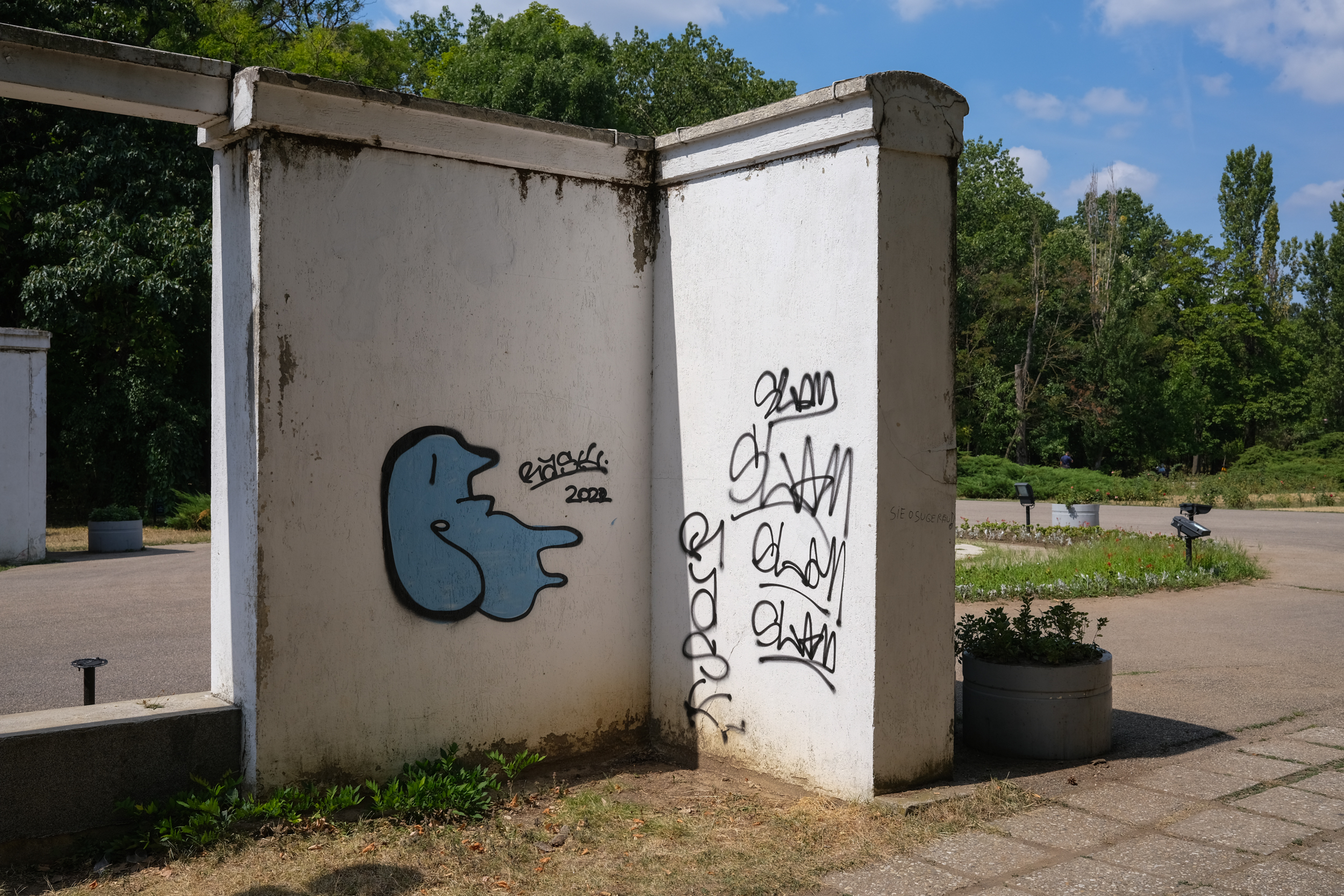Parcul Herăstrău, degradarea continuă. Bănci rupte, iarbă lipsă, alei crăpate și arteziene fără apă