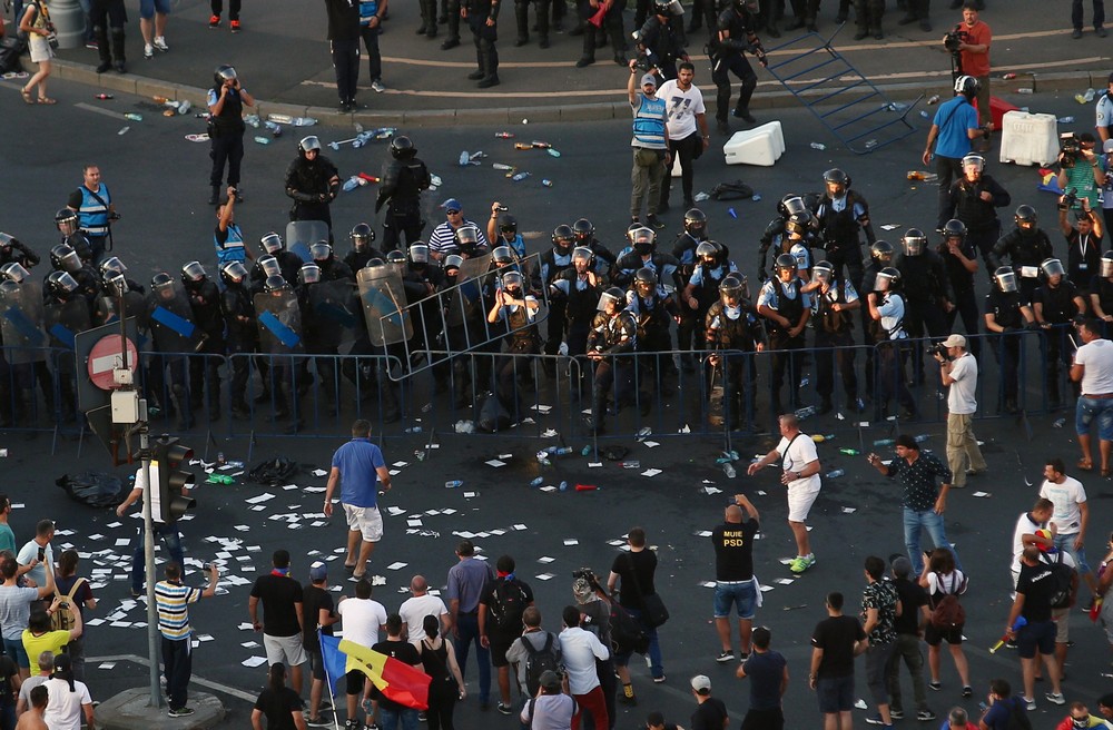 UPDATE. Război de stradă între jandarmi și huligani, în Piața Victoriei. 452 de persoane rănite / VIDEO&FOTO
