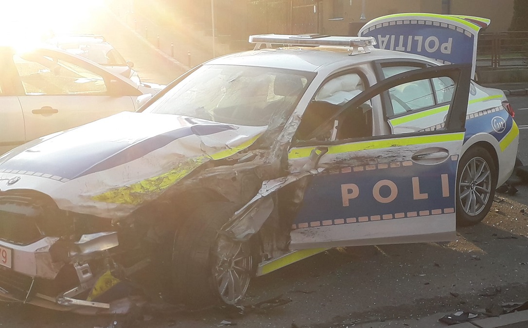 Un BMW nou al Poliției, distrus într-un accident cu patru mașini pe o stradă din Cluj