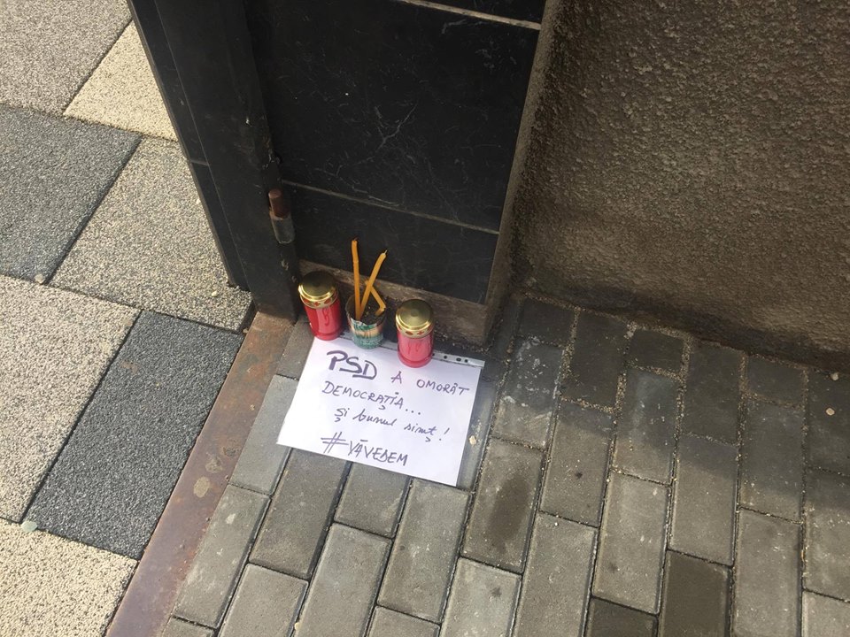 Candele şi lumânări puse la intrarea în sediul PSD Alba. "PSD a omorât democraţia…şi bunul simţ”| FOTO