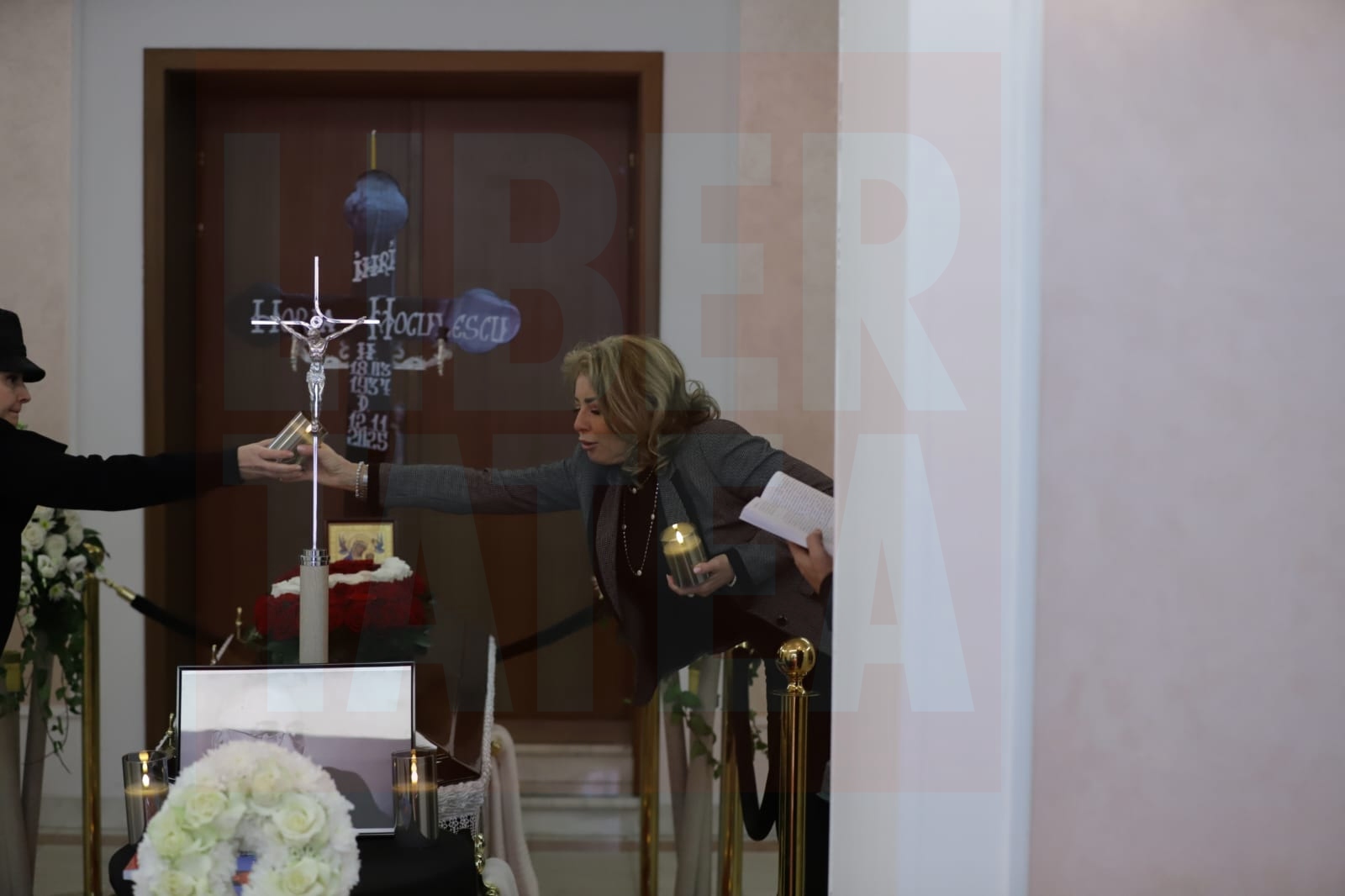 Cum a apărut Nidia Moculescu lângă sicriul cu trupul neînsuflețit al lui Horia Moculescu. Primele imagini