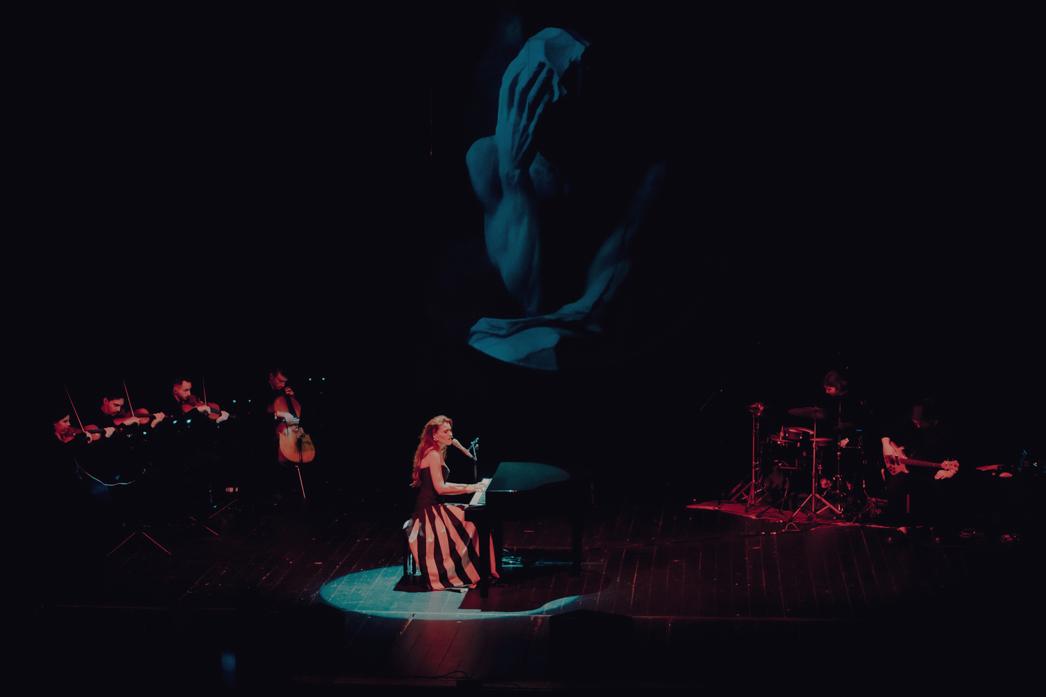 Leyah, artista din România care a dezvoltat un nou gen muzical, cinematic pop: „Am fost crescută cu ideea că munca nu se face cu jumătăți de măsură”