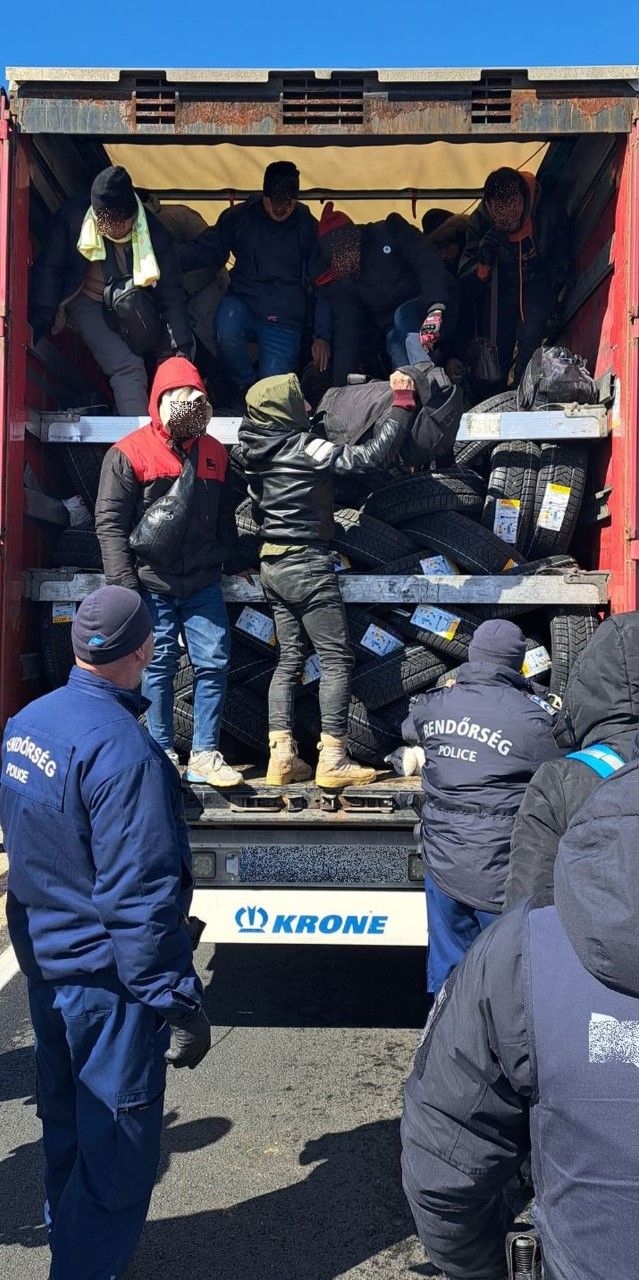 Șofer român de TIR prins cu 54 de migranți înghesuiți de-a valma între cauciucuri, în Ungaria. Migranții au fost trimiși înapoi în România