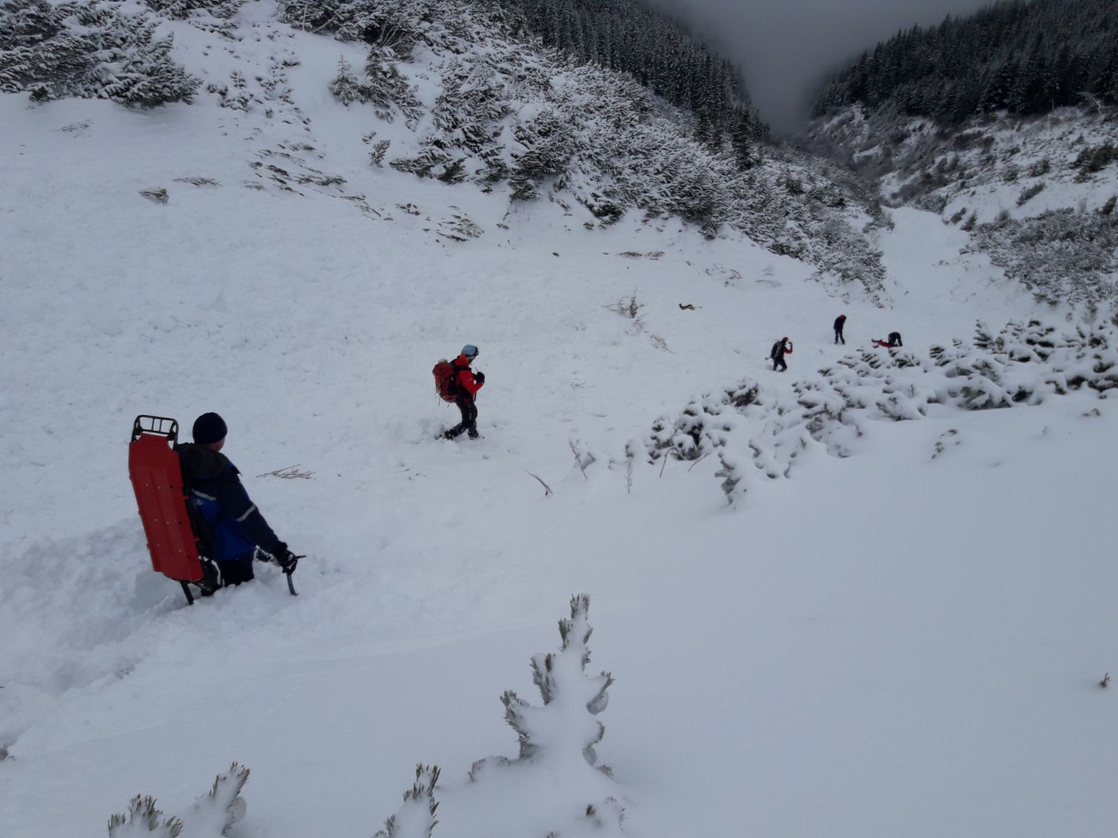 UPDATE: Turistul surprins de avalanșă în Munții Parâng a murit. N-a ținut cont de recomandările salvamontiștilor