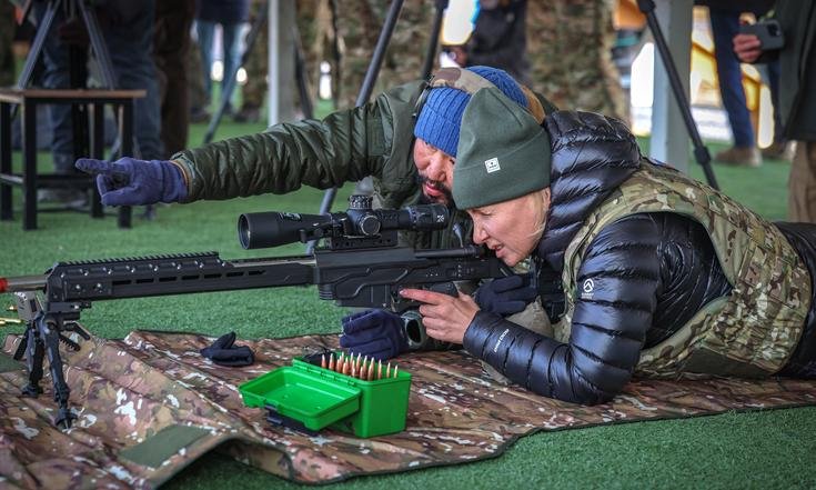 O femeie este cea mai bună lunetistă dintre guvernatorii lui Vladimir Putin: „Trebuie să fim gata să luăm arma în mâini ca să apărăm patria”
