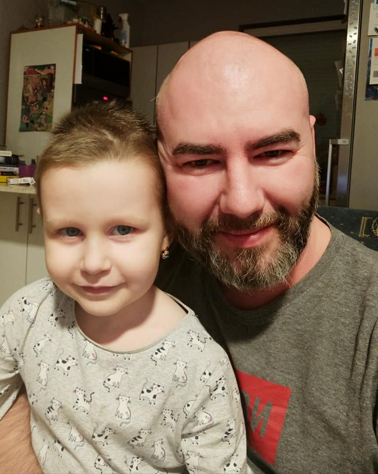 Szívszorító: mesevilággal öntött erőt édesapja a leukémiával harcoló kis Emmába