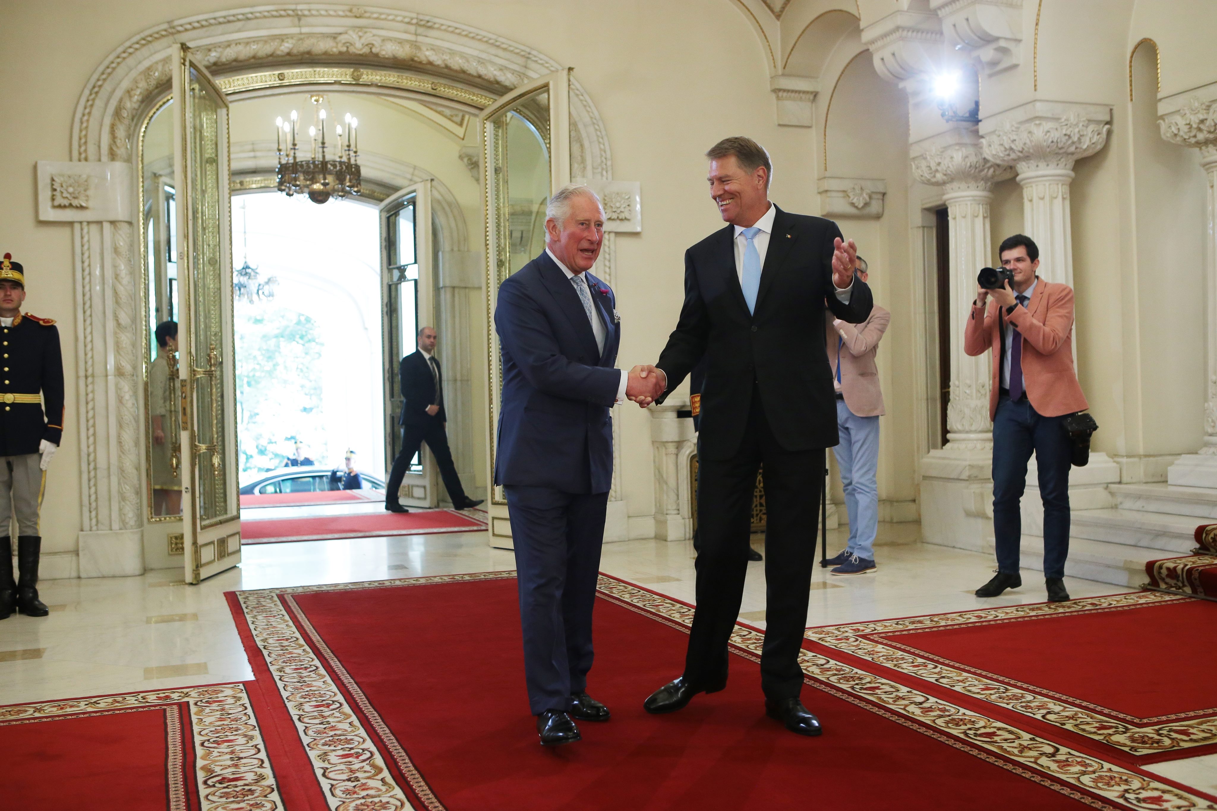 FOTO. Prințul Charles, vizită oficială în România; S-a întâlnit cu președintele Iohannis, cu premierul Dăncilă și Custodele Coroanei