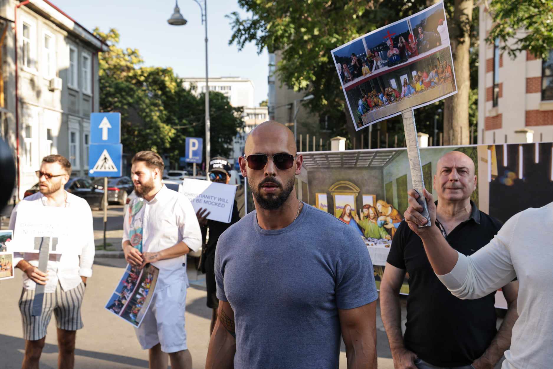 Frații Tate, judecați pentru viol și trafic de persoane, protest în fața Ambasadei Franței pentru „susținerea creștinismului”. Ce i-a deranjat?