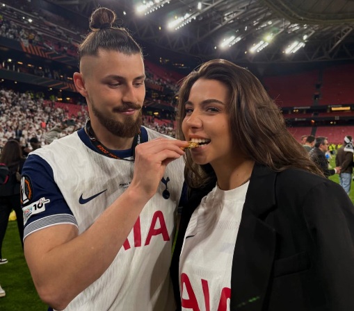 Sora lui Radu Drăgușin, apariție incendiară în Bilbao. Meira a atras toate privirile înainte de finala Europa League câștigată de Tottenham