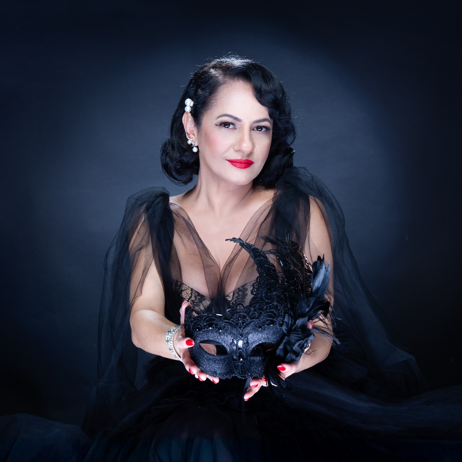 Carmen Trandafir a lansat un nou album, „Măști”: „Întorci clepsidra și-ți scrii povestea de la început”