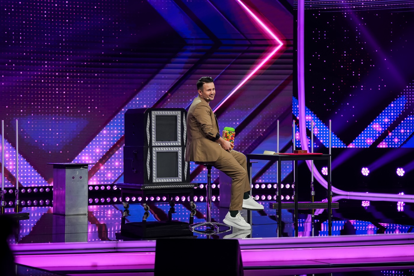 iUmor, 7 aprilie. Magicianul Robert Tudor vine cu un supershow de magie, iar Nury Guney îl impresionează pe Cheloo