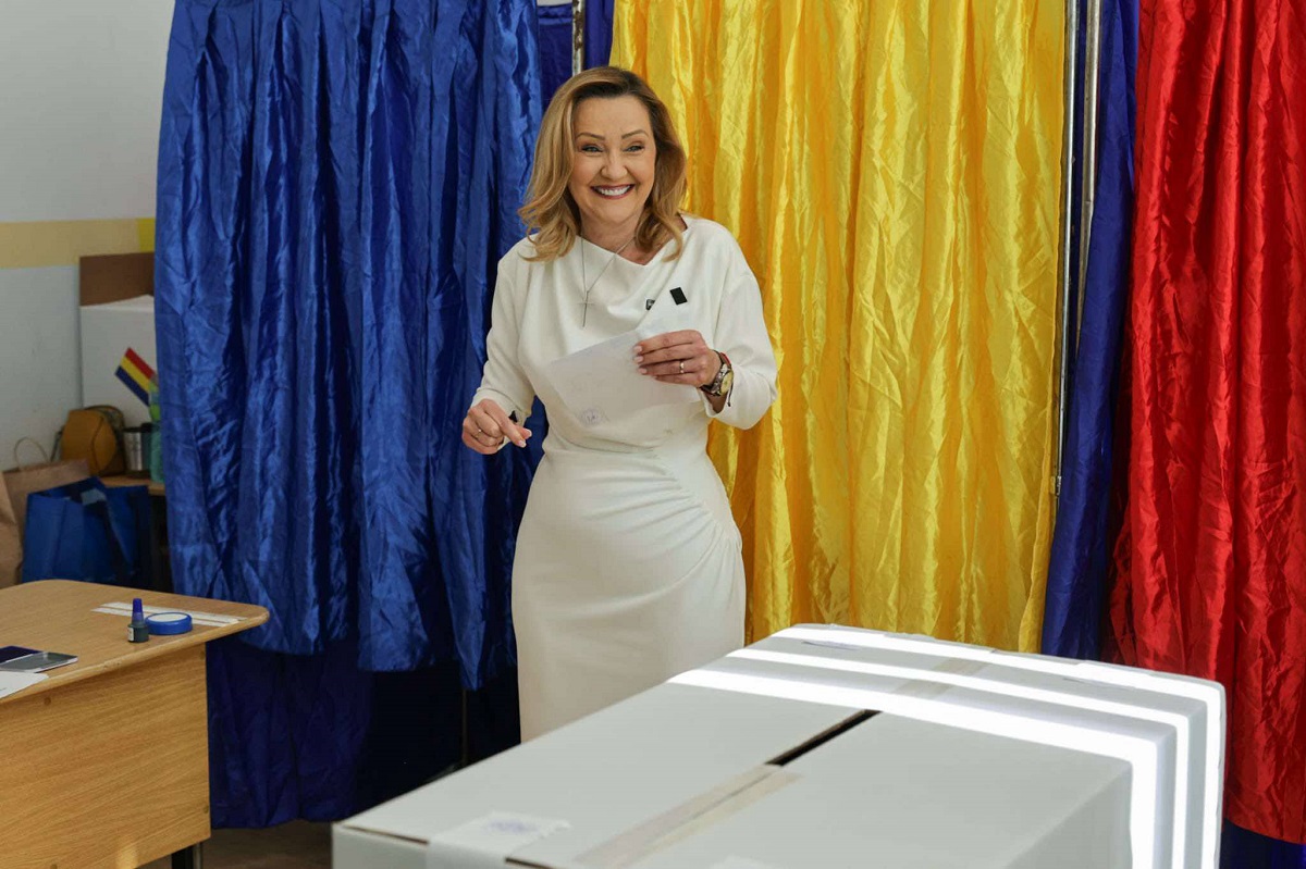 Elena Lasconi, îmbrăcată într-o rochie de 1.000 de lei la secția de votare. Cine i-a creat ținuta și cum a apărut alături de Cătălin Georgescu, soțul ei