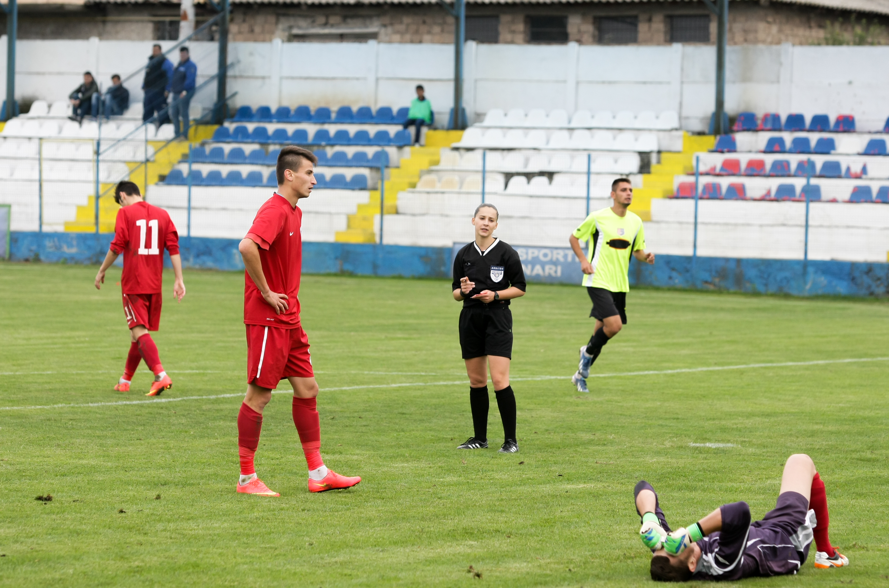 ”Vai de capul vostru!”. Trei arbitre care vor pe lista FIFA, față-n față cu atmosfera de la un meci de Liga III