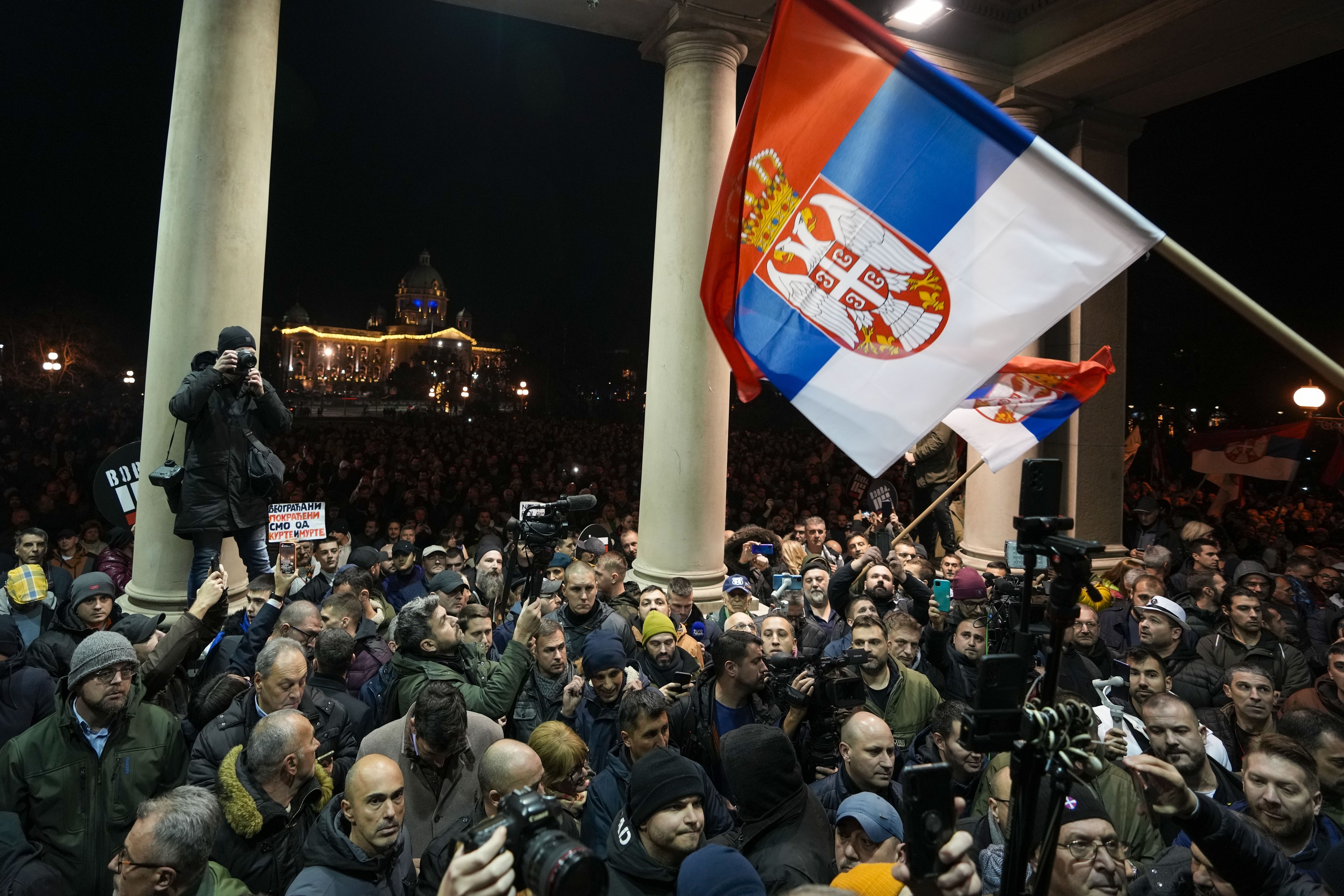 Prima întâlnire a președintelui sârb Vučić după izbucnirea revoltelor de duminică de la Belgrad: cu ambasadorul Rusiei