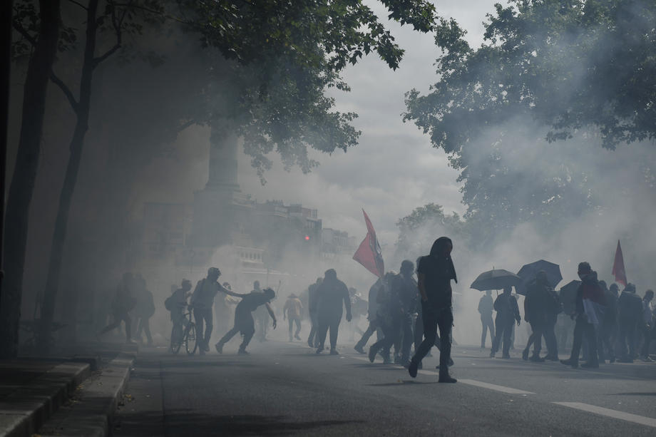Violențe la Paris chiar de Ziua Franței. Poliția a folosit gaze lacrimogene împotriva manifestanților