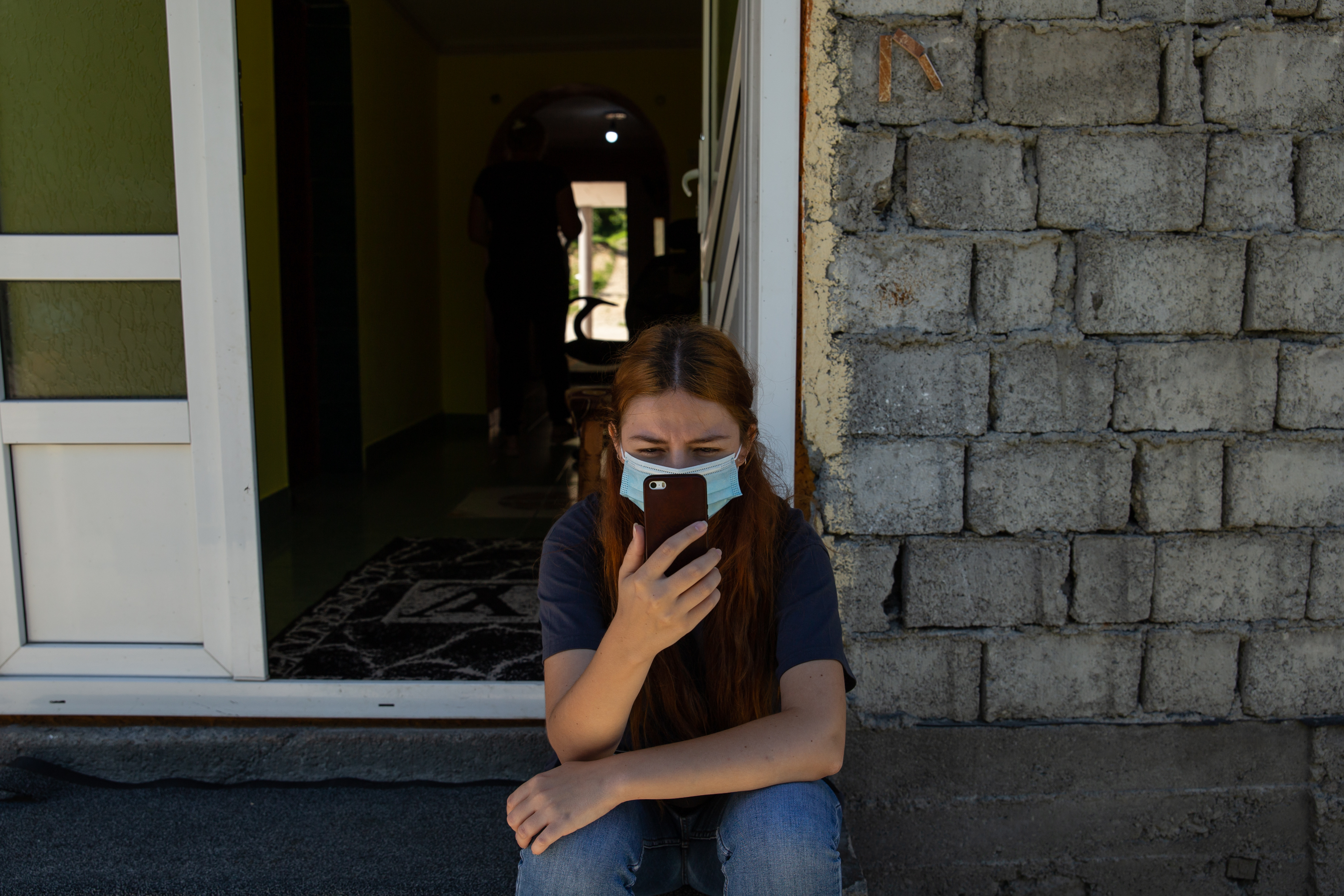 Voluntarii de la Casa Bună încearcă să ia copiii de la muncile câmpului și să-i așeze în fața computerului. “Sperăm să creştem dintre ei mici programatori”