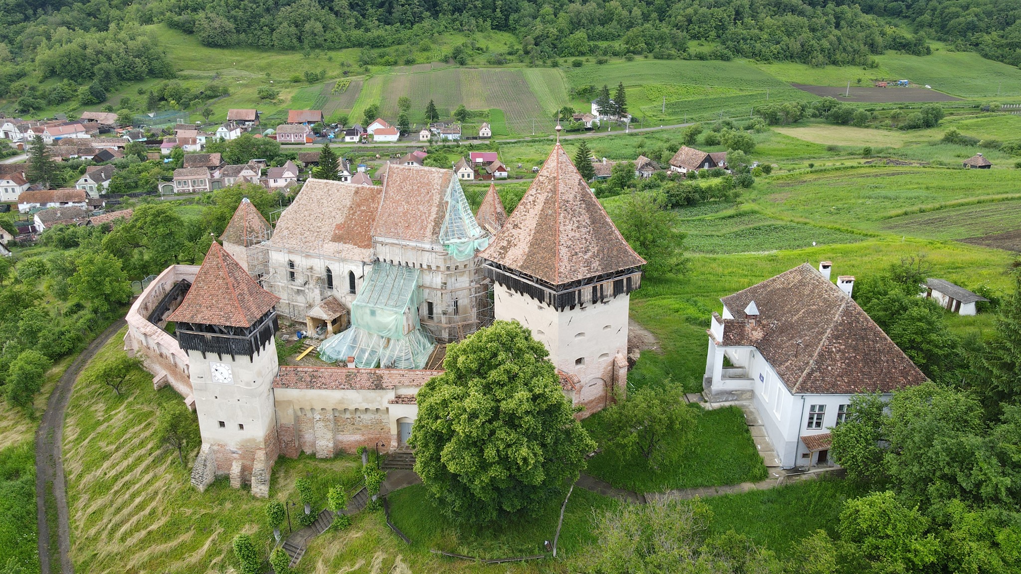 Alma Vii, satul săsesc din Transilvania readus la viață după refacerea bisericii fortificate vechi de 700 de ani. „Frigiderul” medieval, una dintre atracțiile locului 