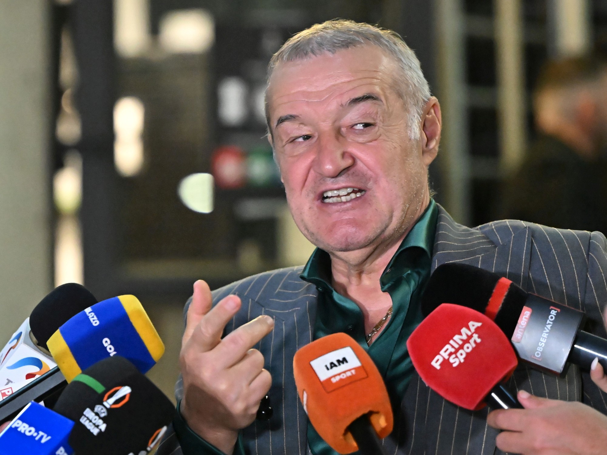 De ce Gigi Becali l-a blocat pe Călin Georgescu pe WhatsApp: „Mi-a trimis imnul partidului lui, o melodie cântată de Nicu Covaci”