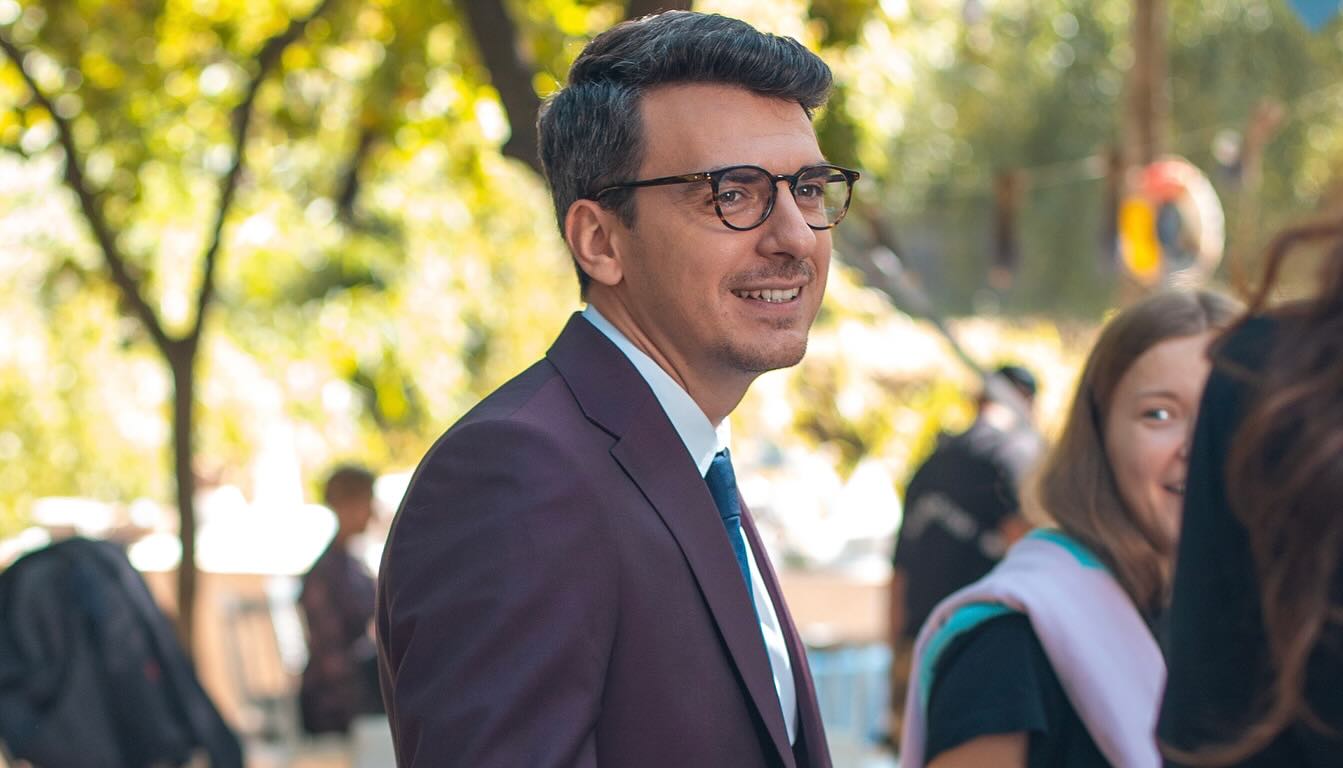 Alexandru Ion s-a căsătorit civil. Cine e Evelyne Vîlcu, tânăra pe care actorul din „Lia - Soția soțului meu” a cunoscut-o pe Tinder