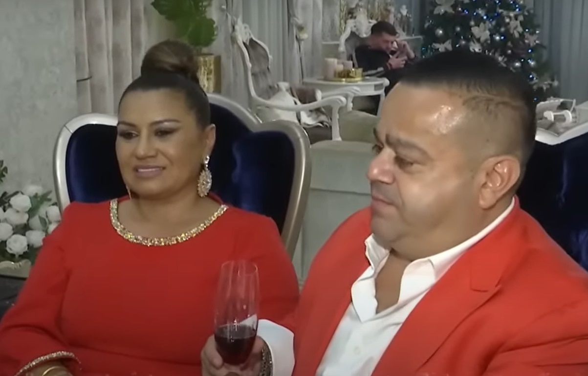 Imagini din casa lui Adrian Minune din Ștefăneștii de Jos. În garajul vilei sunt cele două mașini de lux, un Ferrari și un Lamborghini