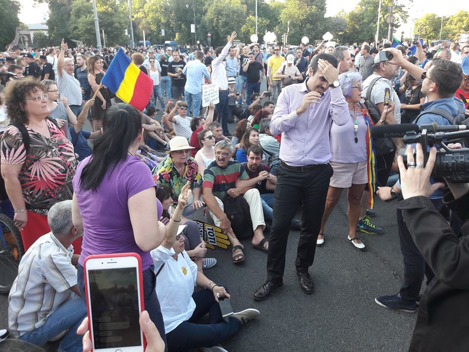 UPDATE. Protest în Piața Victoriei față de adoptarea CPP. Oameni amendați și îmbrânceli cu jandarmii (Foto&Video)