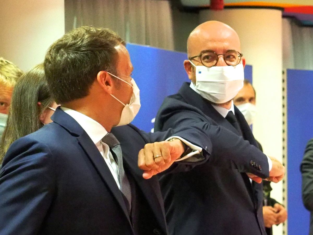 FOTO/VIDEO | Imagini virale la Consiliul European: Iohannis și liderii UE se salută cu coatele, premierul Bulgariei poartă masca în mod incorect