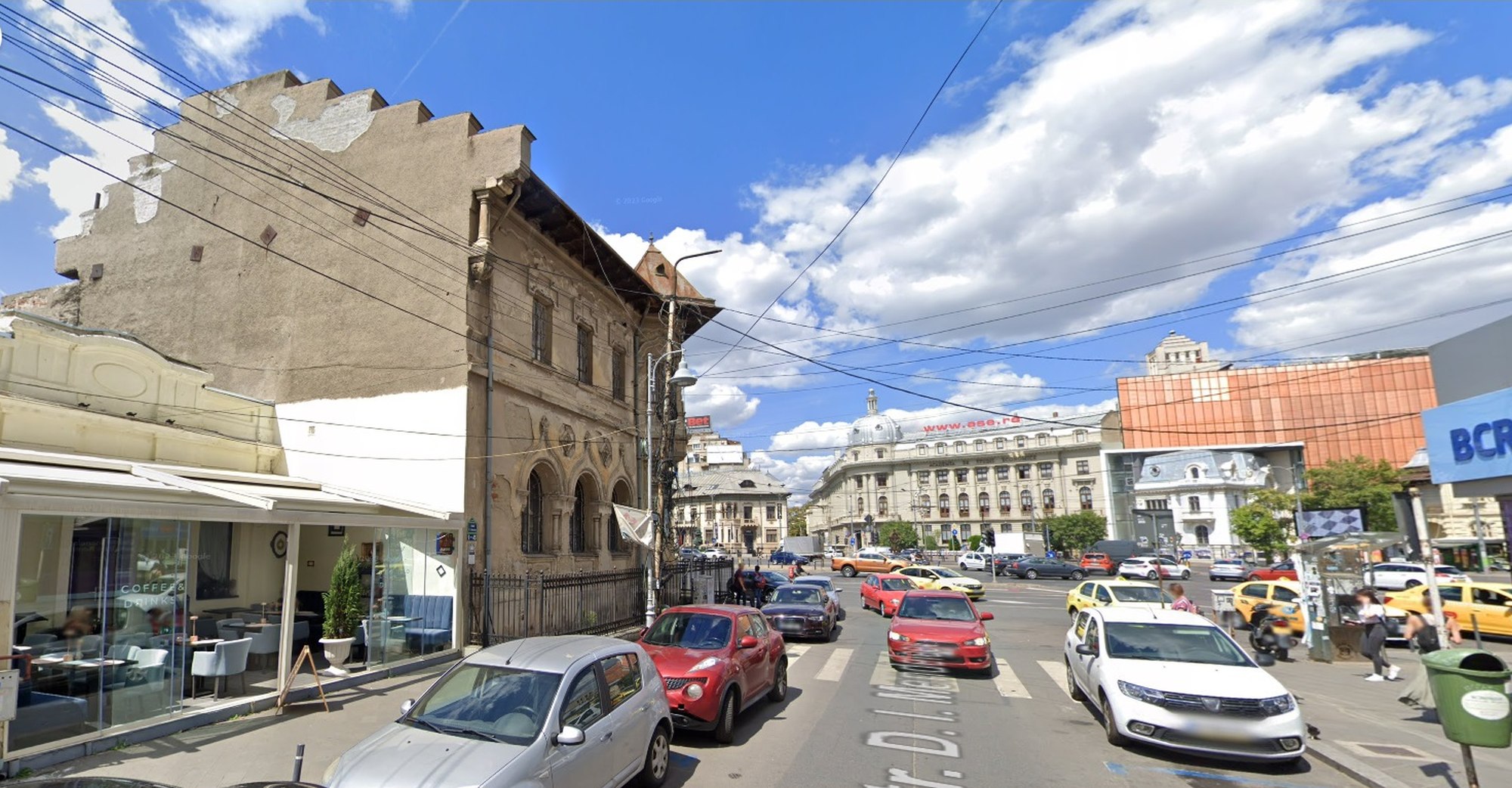 Casa Nicolae Petrașcu din Piața Romană va fi consolidată. Imobilul este părăsit și se degradează de 20 de ani. Cum arăta acum un secol