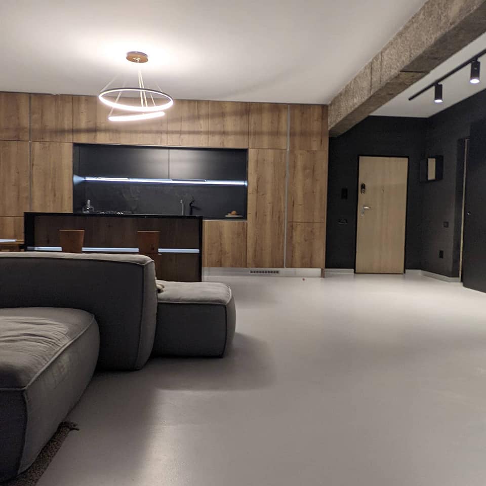 Imagini cu apartamentul în care Vladimir Drăghia locuiește cu familia. Are vedere la lac, iar în sufragerie ține o motocicletă