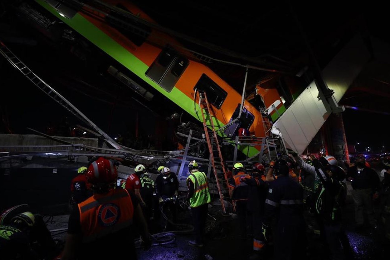 Cel puțin 23 morți și 65 de răniți, după ce o linie suspendată de metrou s-a prăbușit cu tot cu vagoane, în capitala Mexicului