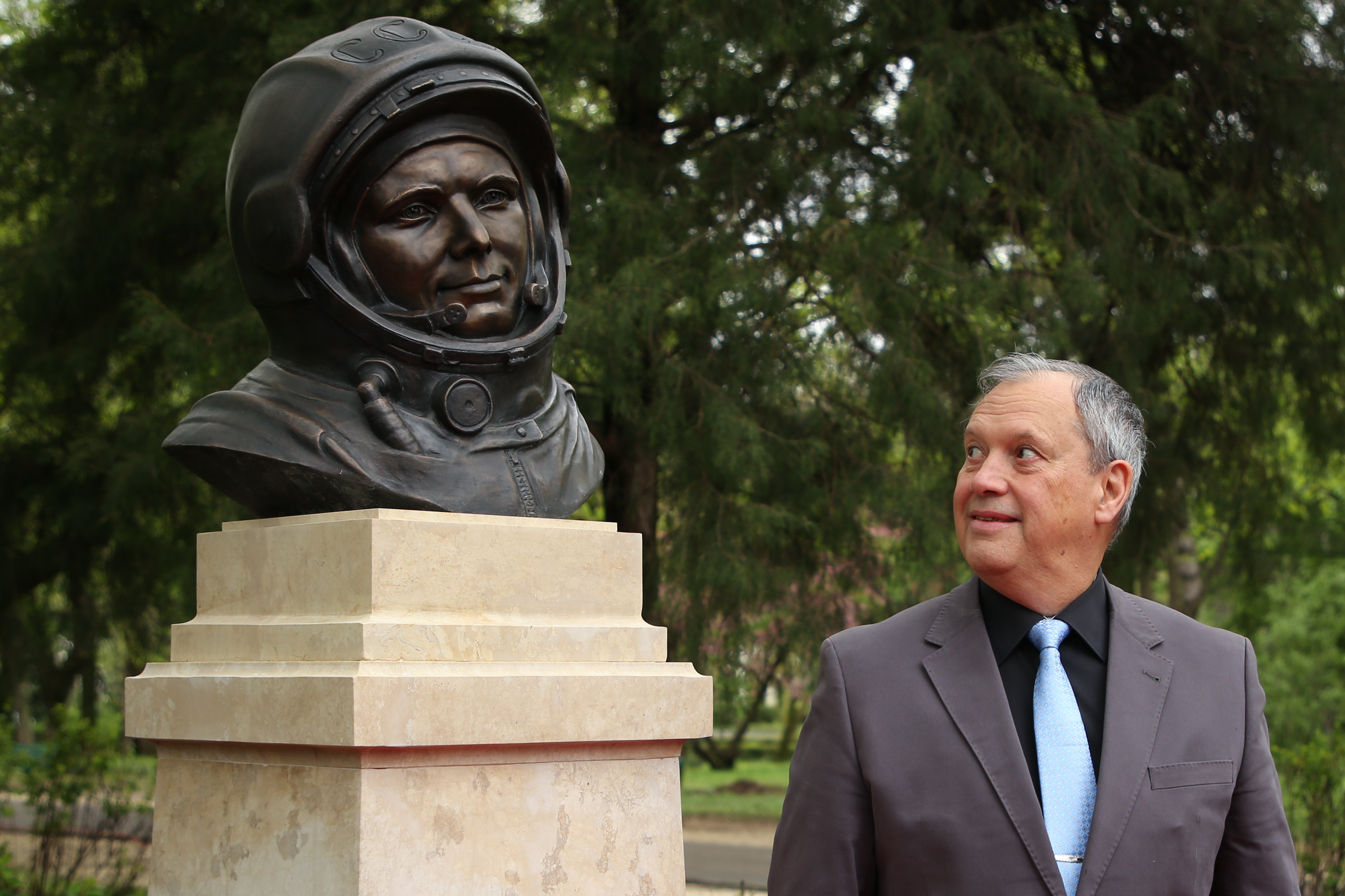 FOTO / Bust din bronz al cosmonautului Iuri Gagarin, inaugurat în Parcul Herăstrău. La eveniment a participat și Dumitru Prunariu