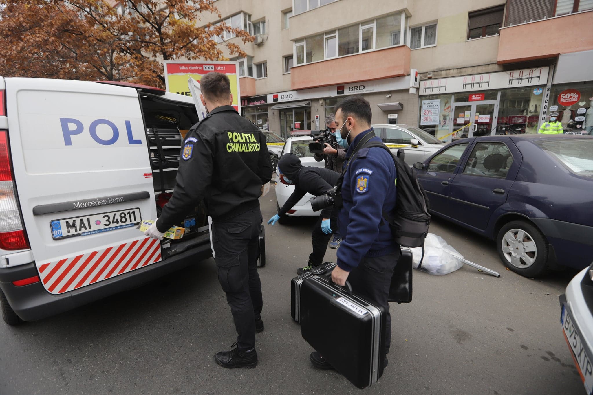 Jaf la o bancă din București, în apropiere de sediul Poliției Române. Mesajul atacatorului: „Dacă faci un pas greșit te tai”