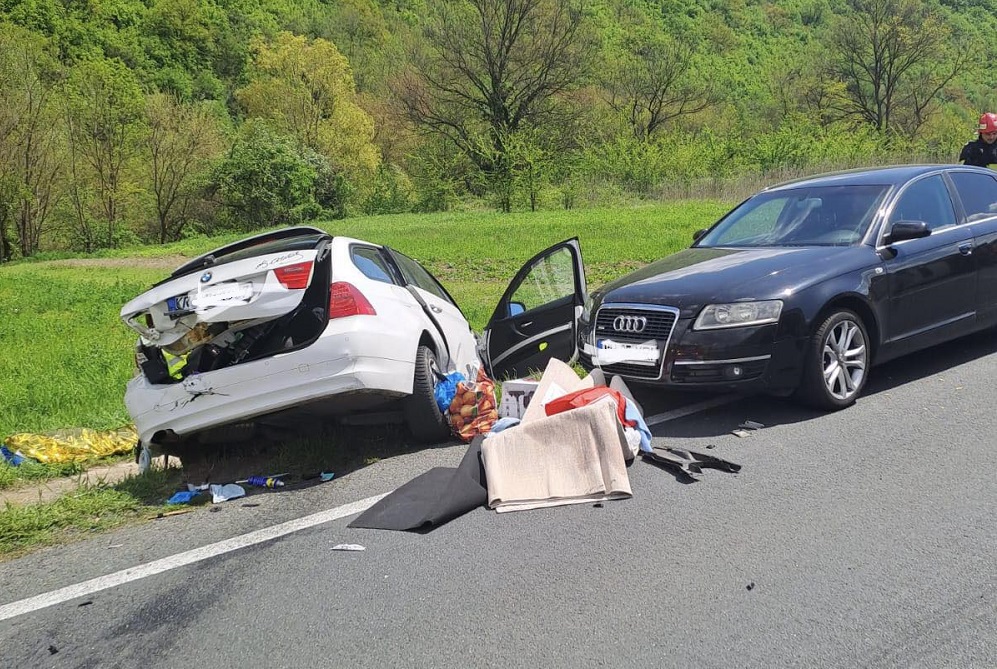 Accident grav în Caraş-Severin cu mai multe mașini, între care un autocar. O persoană a murit, iar alte două au ajuns la spital