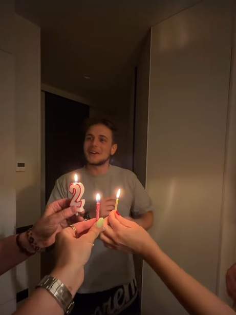 Aris Eram, fiul Andreei Esca, a împlinit 22 de ani. Cum l-a surprins familia lui la miezul nopții. „Regele meu Leu”