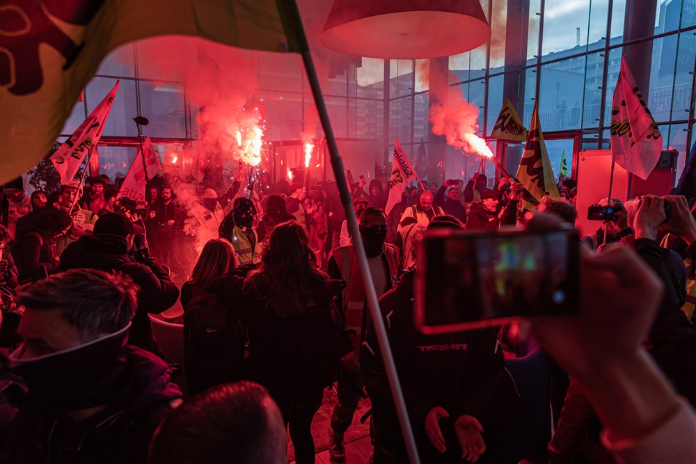 Protestatarii francezi au intrat cu torțe în sediul unei companii financiare din Paris, pe fondul furiei față de legea pensiilor