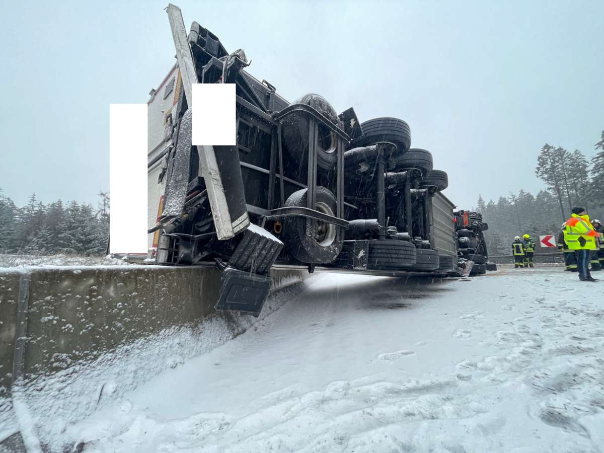 În prima zi cu zăpadă în Germania, un șofer român a răsturnat camionul pe autostradă și a blocat tot traficul