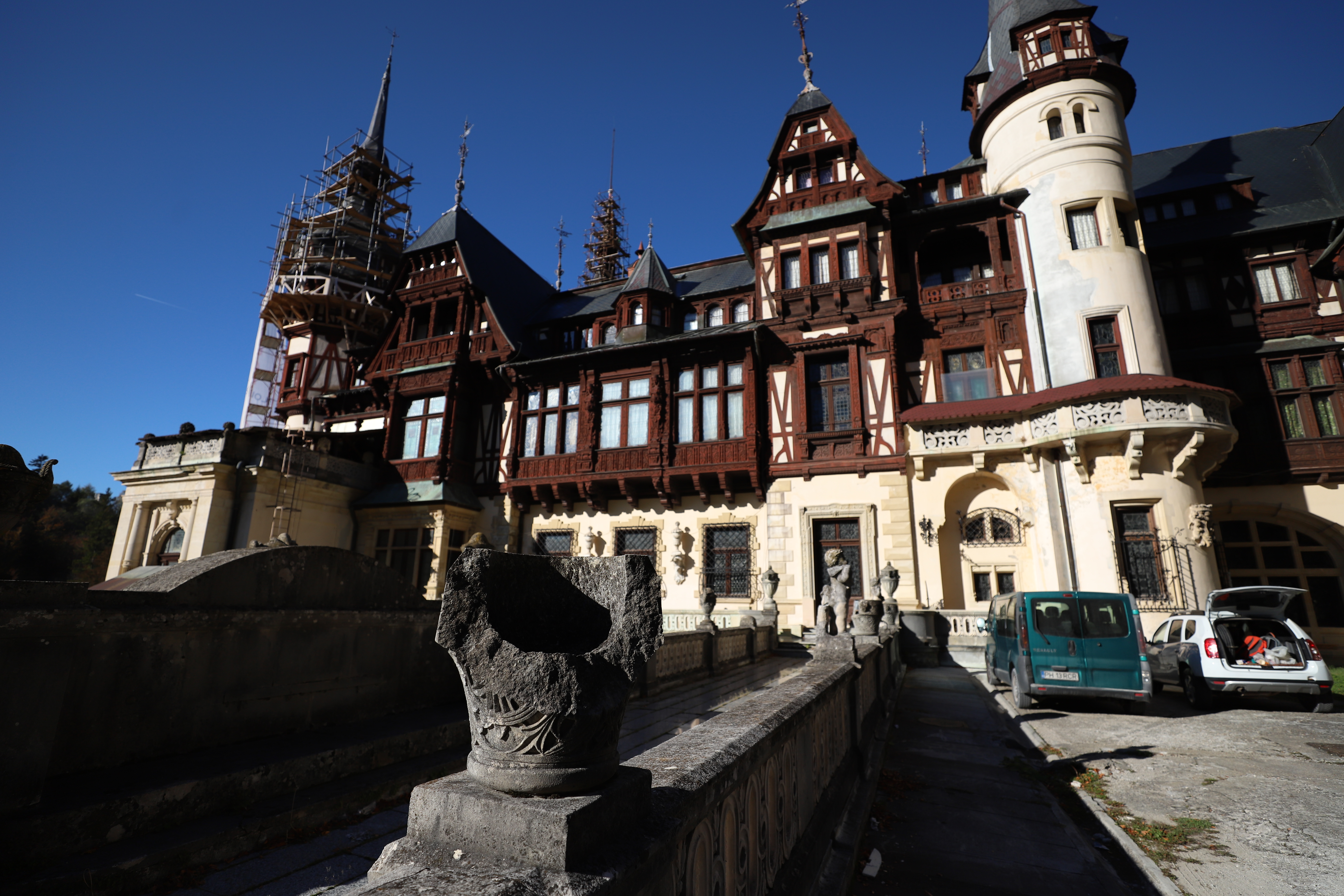 Castelul Peleș a ajuns o ruină în proptele. Casa Regală și Ministerul Culturii negociază molcom cine să rezolve problema care accelerează degradarea