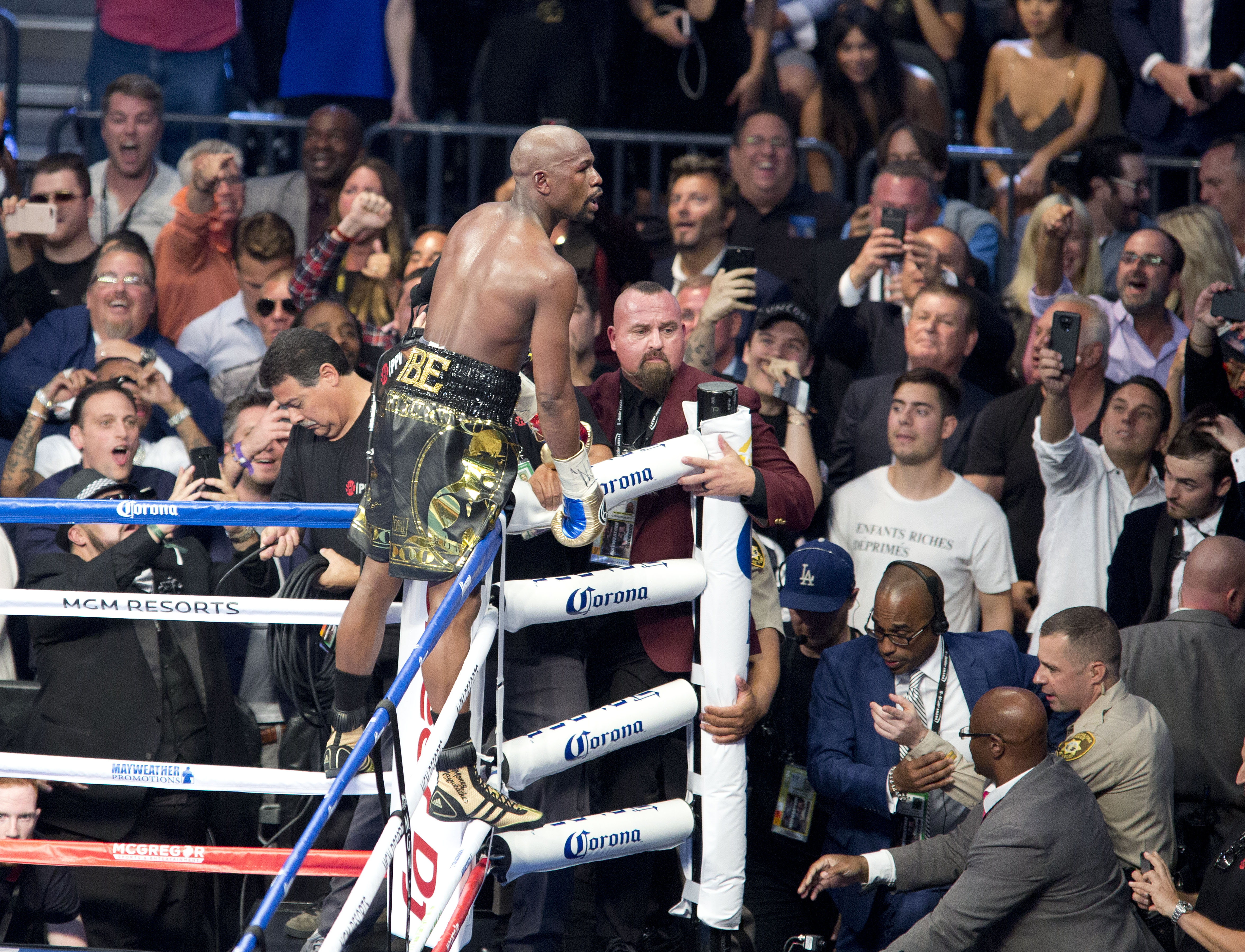 Totul despre meciul secolului, Mayweather vs McGregor. Lupta care a produs peste 1.000.000.000 $, o frecție ! Irlandezul a fost făcut KO în repriza a zecea. Floyd l-a menajat cât a putut! | LIVE&FOTO&VIDEO