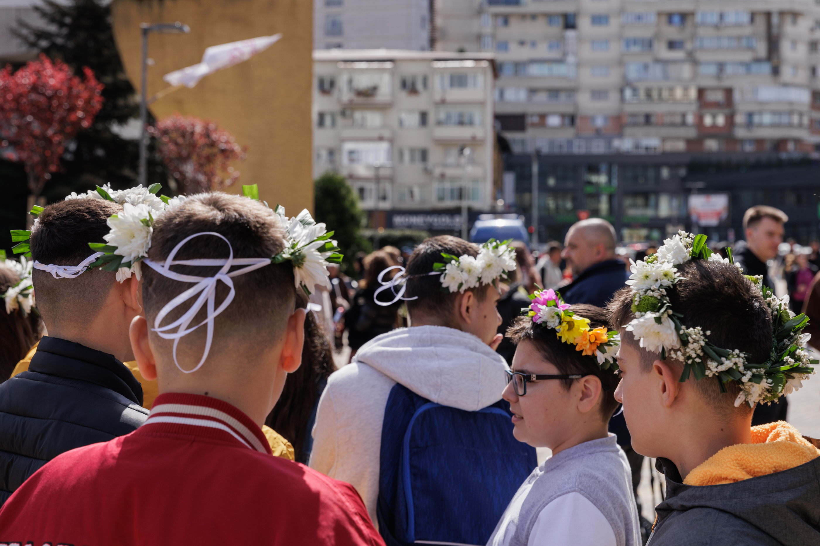 FOTO VIDEO REPORTAJ Cum a fost Parada Florilor ediția 2024: politicienii au împărțit scena cu micii prinți și s-au bucurat de cozonac gratis