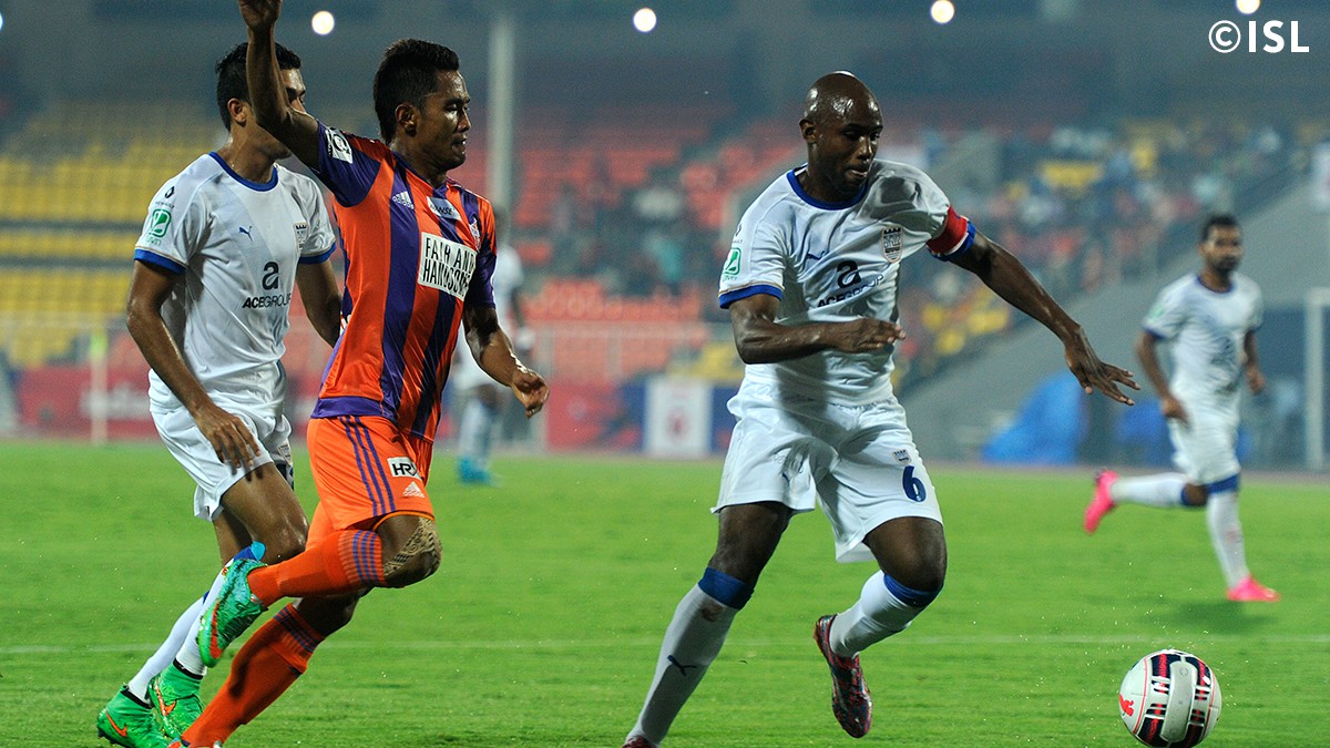 Mutu și-a început cu o pasă de gol aventura în India! Vrea să redevină titular la națională, dar a început ca rezervă partida Pune - Mumbay 3-1. ^Piteșteanul a intrat pe teren în minutul 61. Tricolorul a fluturat în tribune / FOTO