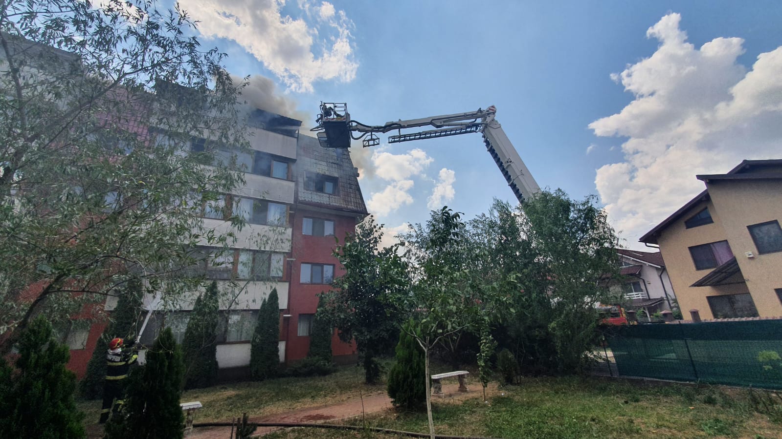 Incendiu la mansarda unui bloc din orașul Popeşti-Leordeni. „Deocamdată, nu avem informații despre pagube”